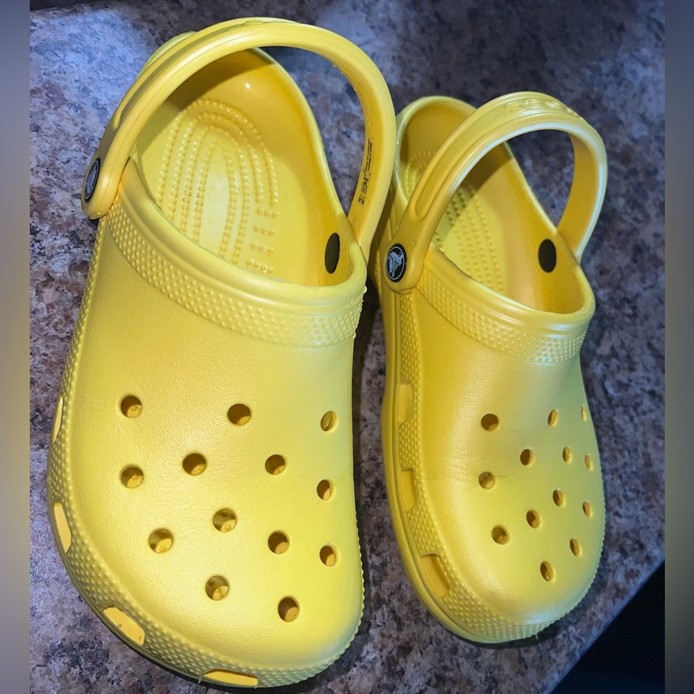 CROCS SIZE 6 WMNS